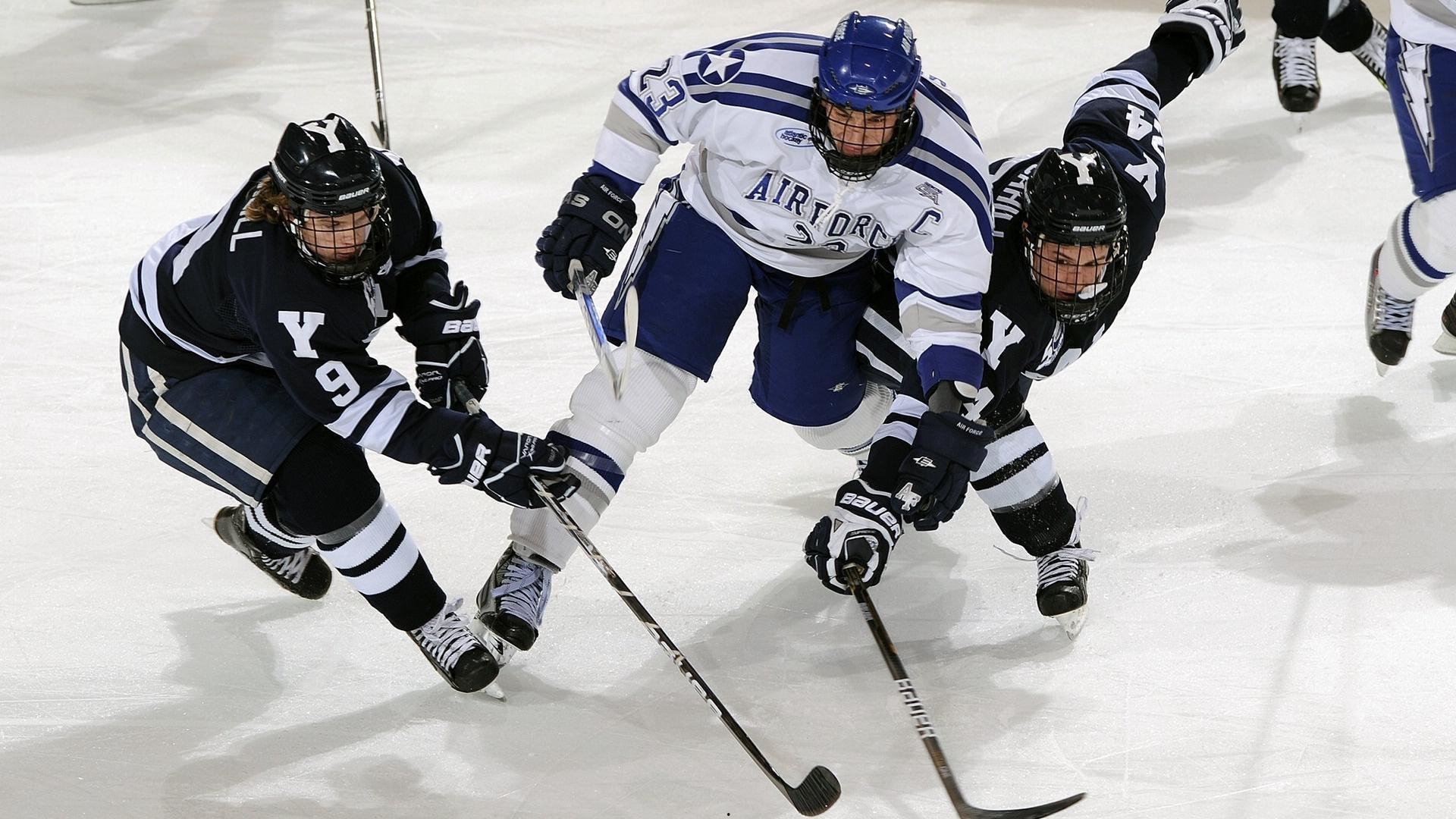 绿茵场外新风景，蒋圣龙亮相综艺节目引发体育跨界讨论