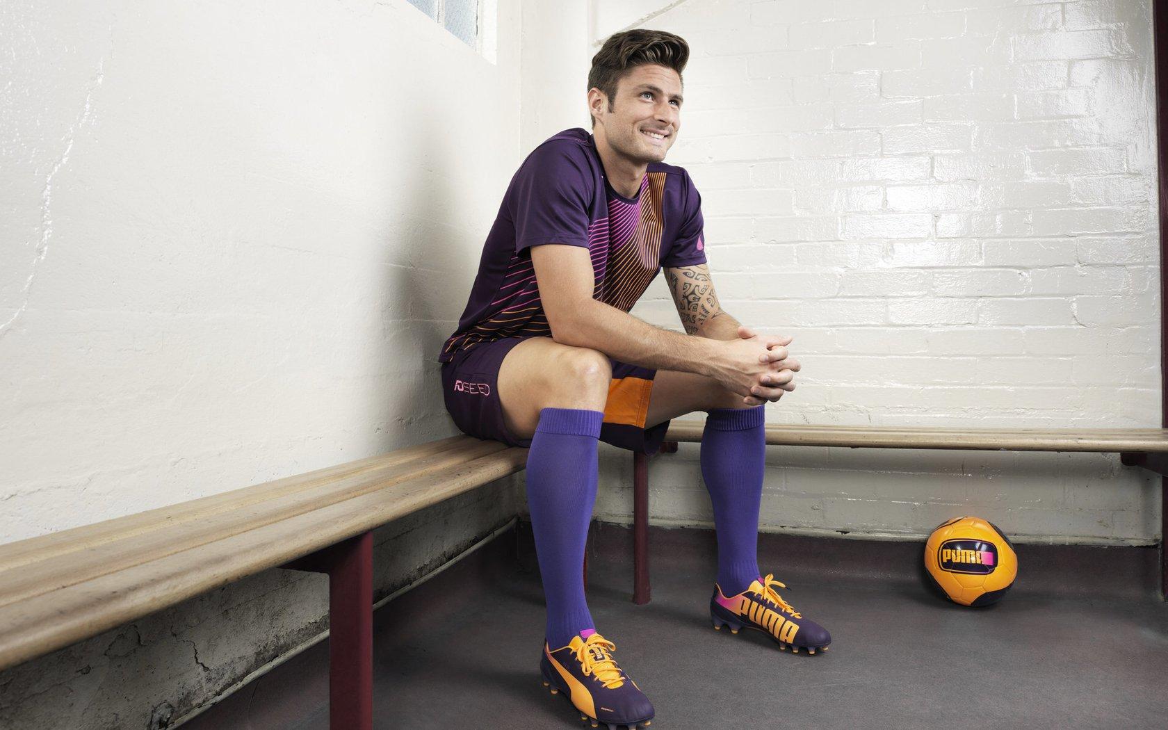 国足更衣室激情狂欢庆祝历史性胜利 黄博文领舞新生代门将李昊抢镜成焦点